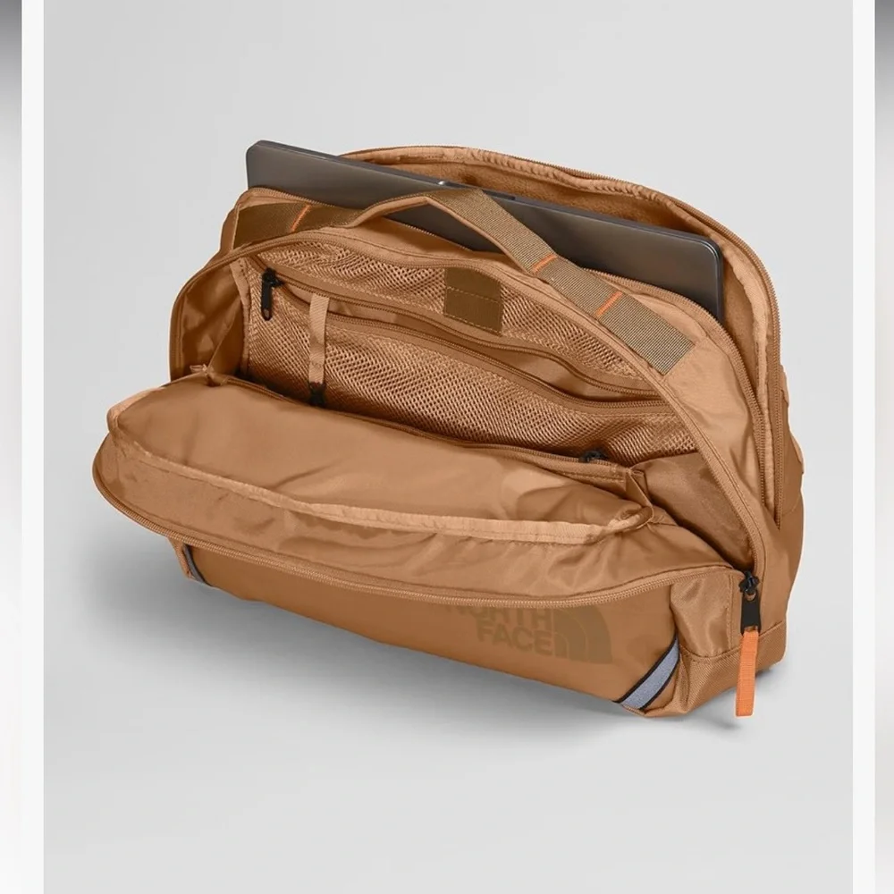 THE NORTH FACE Base Camp Voyager Sling Bag - Picture 6 of 13